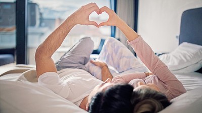 6 Tips Bangkitkan Gairah Bercinta, Meluap-luap Seperti Awal Menikah
