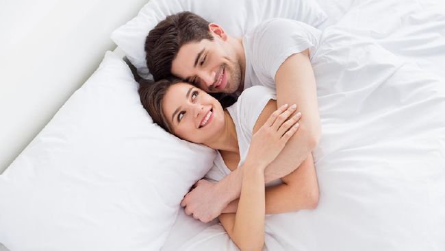 Tak banyak orang suka tidur telanjang. Namun menurut penelitian, tidur telanjang disebut-sebut punya banyak manfaat untuk kehidupan seksual dan juga kesehatan.