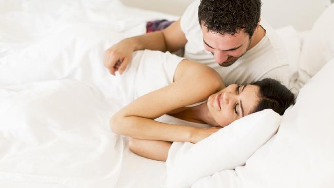 7 Cara Romantis Bangunkan Si Dia Di Pagi Hari