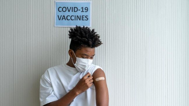 Usai divaksin Covid-19, terdapat sejumlah reaksi atau efek samping yang mungkin terjadi. Salah satunya yakni alergi setelah vaksin Covid-19.