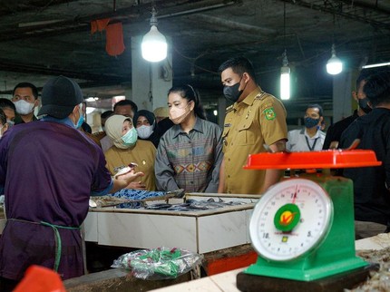 Kahiyang Ayu Ikut Blusukan Bareng Suami ke Pasar, Penampilannya Curi Perhatian Bun