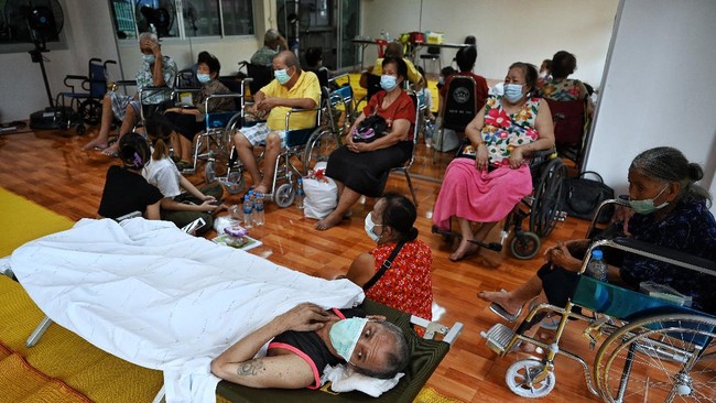 FOTO: Berjibaku Menjinakkan Kobaran Api di Pabrik Thailand