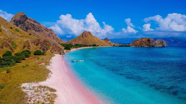 Ada jenis pantai yang unik, karena pasirnya berwarna pink atau merah muda, yang menjadi lebih spesial dibanding pantai lain.