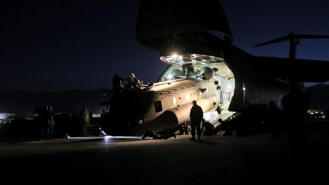 FOTO: Hiruk Pikuk Mesin Perang AS Diangkut dari Afghanistan