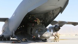 FOTO: Hiruk Pikuk Mesin Perang AS Diangkut dari Afghanistan