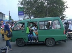 7 Hal yang Dirasakan Penumpang Angkot, Kamu Pernah Alami yang Mana?