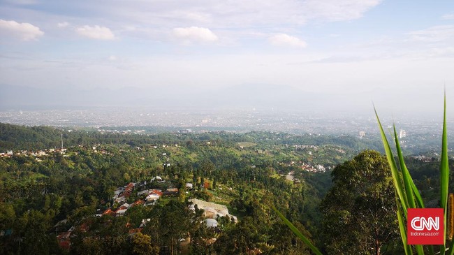 LAPAN menjawab benda asing yang tampak melayang di langit Bandung, Kamis (29/7) sebagai balon alih-alih dugaan UFO.