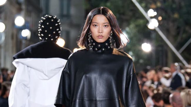 Maison Alaïa, rumah mode yang didirikan oleh couturier Azzedine Alaïa, menampilkan koleksi perdana kreasi desainer terbaru mereka, Pieter Mulier.