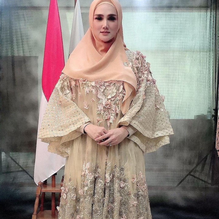 <p>Mulan Jameela tengah menempati posisinya sebagai anggota DPR RI di Komisi VII periode 2019-2024. Komisi yang ditempati istri Ahmad Dhani itu membidangi bidang Energi dan Sumber Daya, Bunda. (Foto: Instagram: @mulanjameela1)</p>