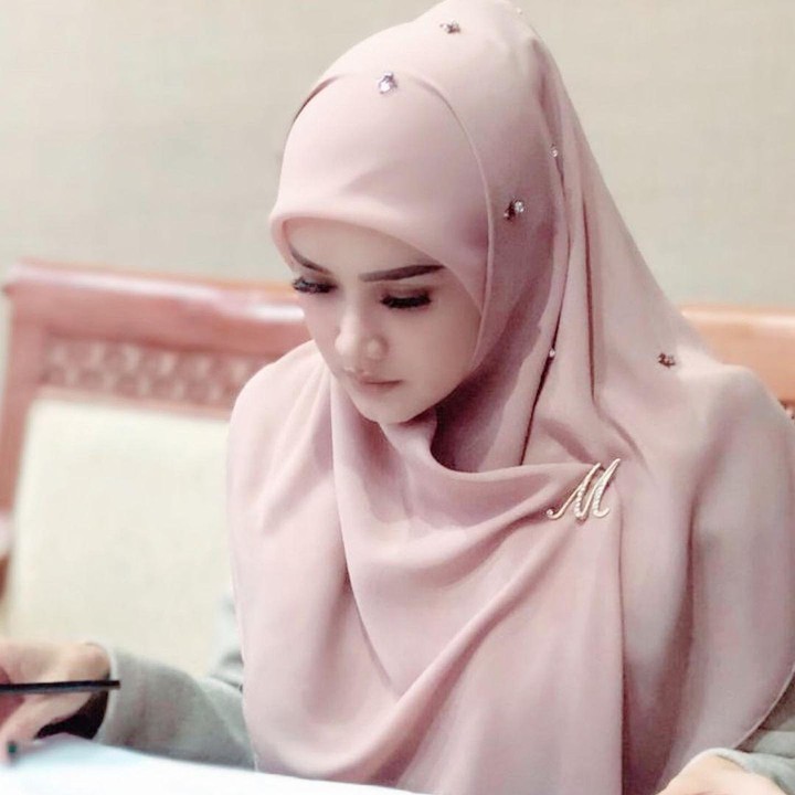 <p>Selama bekerja, wanita 41 tahun itu tetap tampil santun mengenakan busana hijab syar'i. Ia setia mengenakan outfit muslimah sejak berhijrah di 2019 lalu, Bunda. (Foto: Instagram: @mulanjameela1)</p>