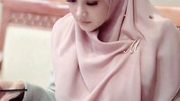 <p>Selama bekerja, wanita 41 tahun itu tetap tampil santun mengenakan busana hijab syar'i. Ia setia mengenakan outfit muslimah sejak berhijrah di 2019 lalu, Bunda. (Foto: Instagram: @mulanjameela1)</p>