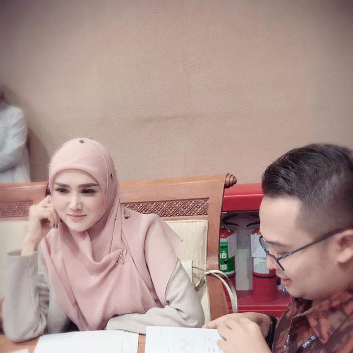 <p>Lewat akun Instagram @mulanjameela1, artis asal Garut itu kerap membagikan kesibukannya sebagai anggota DPR. Seperti ketika sedang berdiskusi dan menghadiri rapat. (Foto: Instagram: @mulanjameela1)</p>