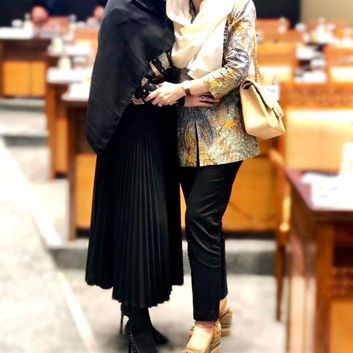 <p>Usai rapat, Mulan Jameela juga tak lupa mengabadikan potret bersama rekan-rekan DPR. Ia terlihat modis memakai rok plisket dan khimar warna hitam. (Foto: Instagram: @mulanjameela1)</p>