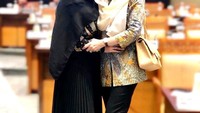 <p>Usai rapat, Mulan Jameela juga tak lupa mengabadikan potret bersama rekan-rekan DPR. Ia terlihat modis memakai rok plisket dan khimar warna hitam. (Foto: Instagram: @mulanjameela1)</p>