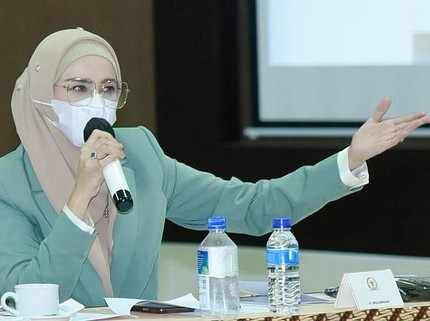 7 Potret Mulan Jameela Saat Bekerja Sebagai Anggota DPR RI