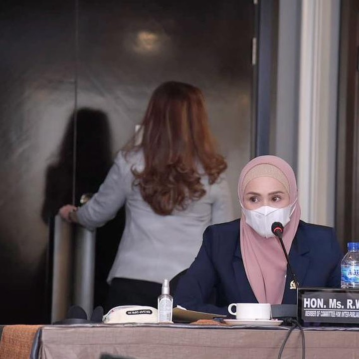 <p>Dua tahun menjabat sebagai anggota DPR, Mulan Jameela kini disibukkan dengan berbagai kegiatan politik dan kenegaraan. Ia terlihat sibuk menghadiri agenda rapat. (Foto: Instagram: @mulanjameela1)</p>