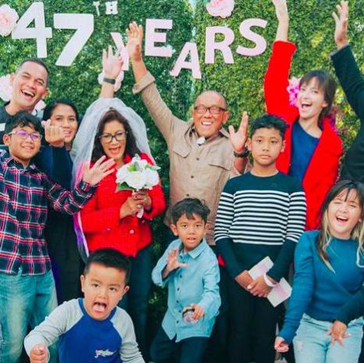 <p>Saat merayakan ulang tahun pernikahan ke-47 mertuanya, Aburizal Bakrie dan Tatty Murnitriati. Nia Ramadhani dan kakak ipar beserta anak-anaknya kompak merayakannya. (Foto: Instagram @ramadhaniabakrie)</p>