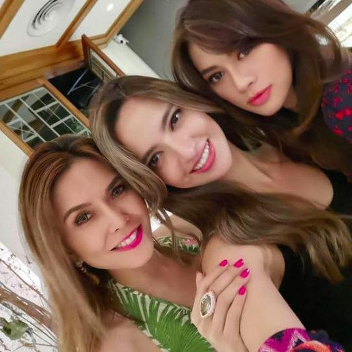 <p>Bersama saudara perempuannya dari keluarga Bakrie. Nia Ramadhani bak teman sebaya ya, Bunda? Kedekatan dengan Adinda Bakrie tuai pujian nih. (Foto: Instagram @ramadhaniabakrie)</p>