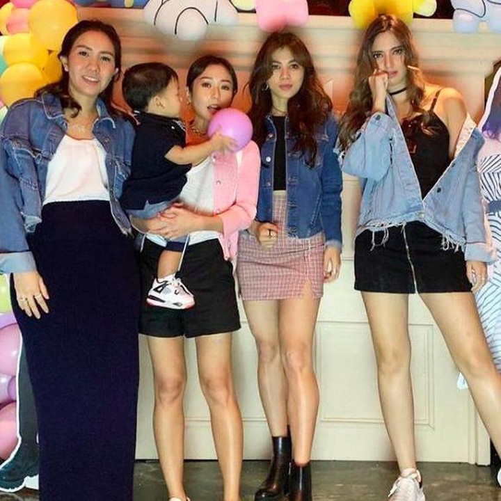 <p>Kedekatan dengan saudara perempuannya juga kerap disorot. Nia Ramadhani bersama saudaranya sama-sama tampil stylish.(Foto: Instagram @ramadhaniabakrie)</p>