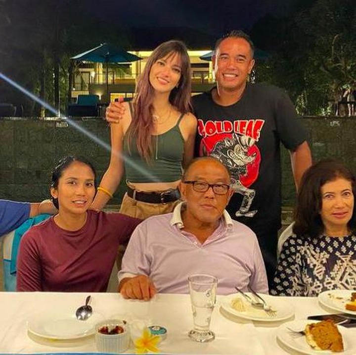 <p>Nia Ramadhani resmi menjadi bagian dari keluarga Bakrie di 2010. Sejak saat situ, kedekatan dengan para mertua dan kakak iparnya kerap dibagikan di media sosial. Nia juga selalu terlihat dalam banyak acara keluarga mereka. (Foto: Instagram @ramadhaniabakrie)</p>