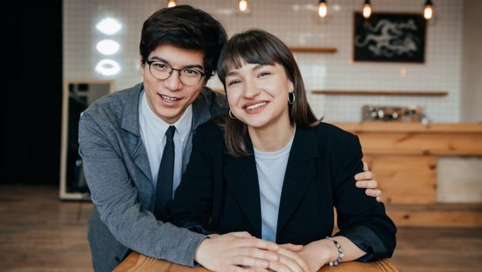 Tak Sembarangan, Ini Panduan Pacaran dengan Teman Sekantor!
