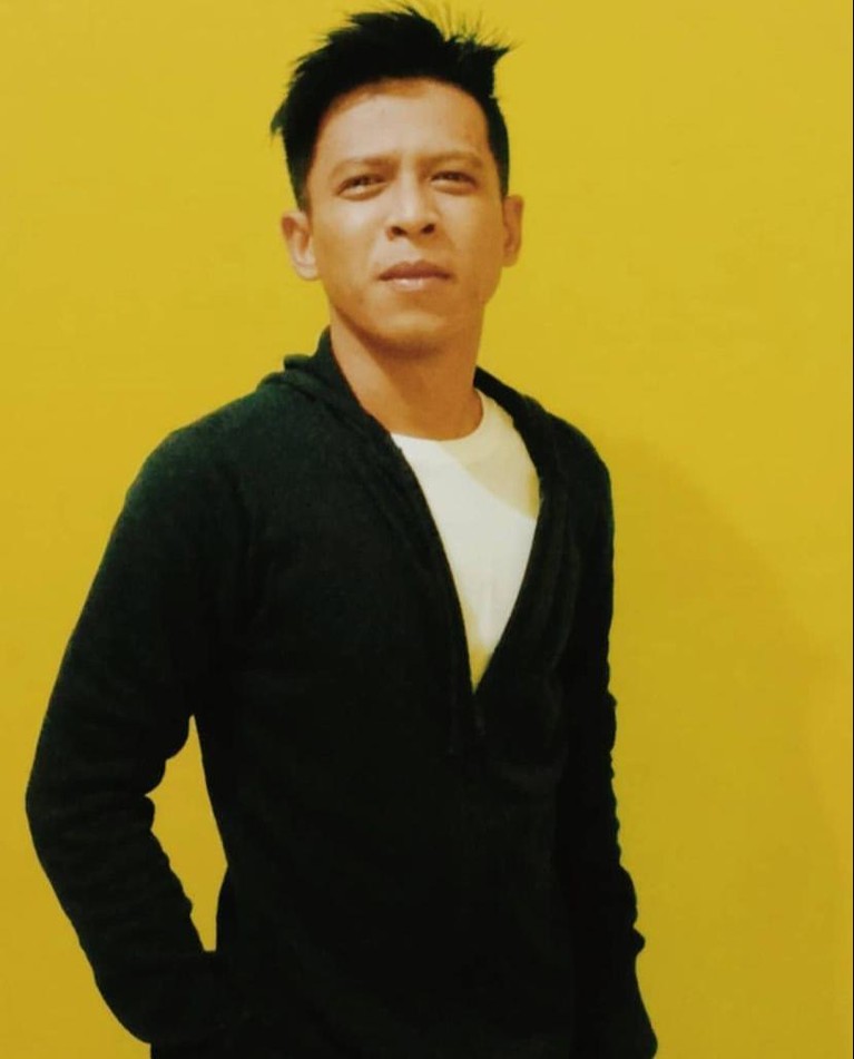 Penampakan Aris Noaah Pria Asal Subang yang Disebut Mirip Ariel Noah dan Shah Rukh Khan Media sosial dibikin geger oleh seorang pria asal Subang karena wajahnya disebut mirip Ariel NOAH dan Shah Rukh Khan. Yuk intip!