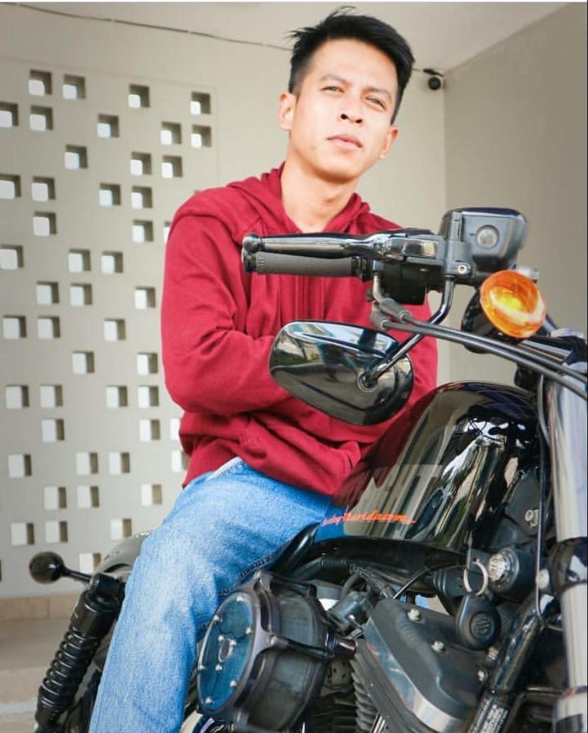 Media sosial dibikin geger oleh seorang pria asal Subang karena wajahnya disebut mirip Ariel NOAH dan Shah Rukh Khan&period; Yuk intip&excl;