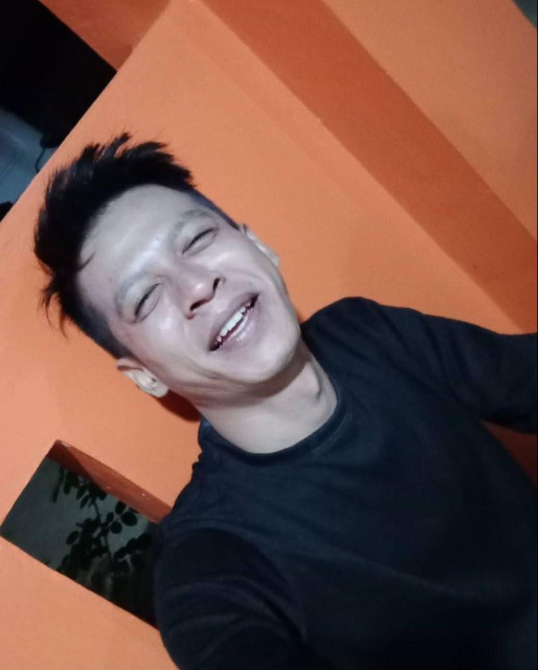 Penampakan Aris Noaah Pria Asal Subang yang Disebut Mirip Ariel Noah dan Shah Rukh Khan Media sosial dibikin geger oleh seorang pria asal Subang karena wajahnya disebut mirip Ariel NOAH dan Shah Rukh Khan. Yuk intip!