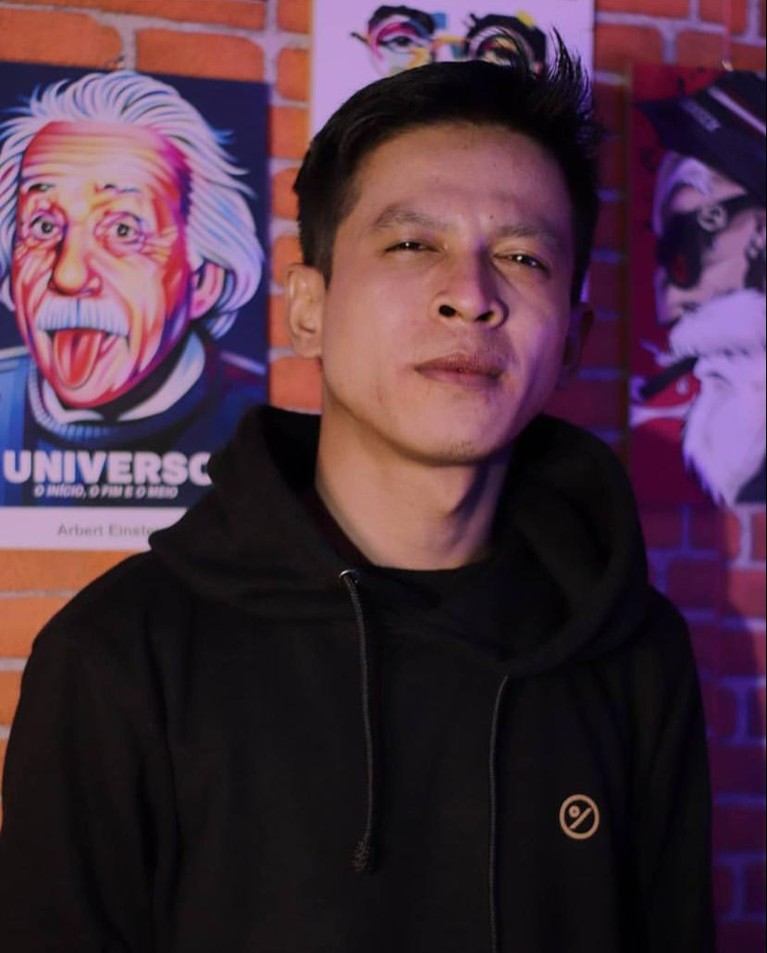Penampakan Aris Noaah Pria Asal Subang yang Disebut Mirip Ariel Noah dan Shah Rukh Khan Media sosial dibikin geger oleh seorang pria asal Subang karena wajahnya disebut mirip Ariel NOAH dan Shah Rukh Khan. Yuk intip!