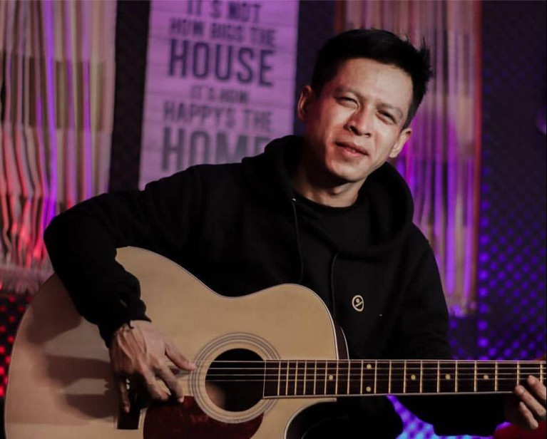 Penampakan Aris Noaah Pria Asal Subang yang Disebut Mirip Ariel Noah dan Shah Rukh Khan Media sosial dibikin geger oleh seorang pria asal Subang karena wajahnya disebut mirip Ariel NOAH dan Shah Rukh Khan. Yuk intip!