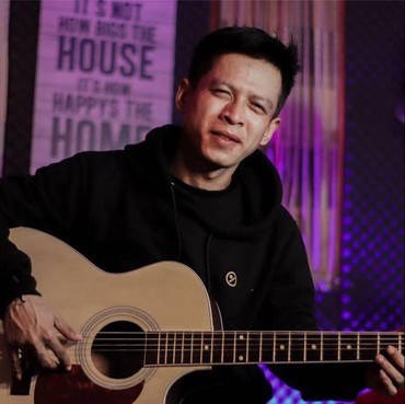 Penampakan Pria Subang yang Disebut Mirip Ariel NOAH & Shah Rukh Khan