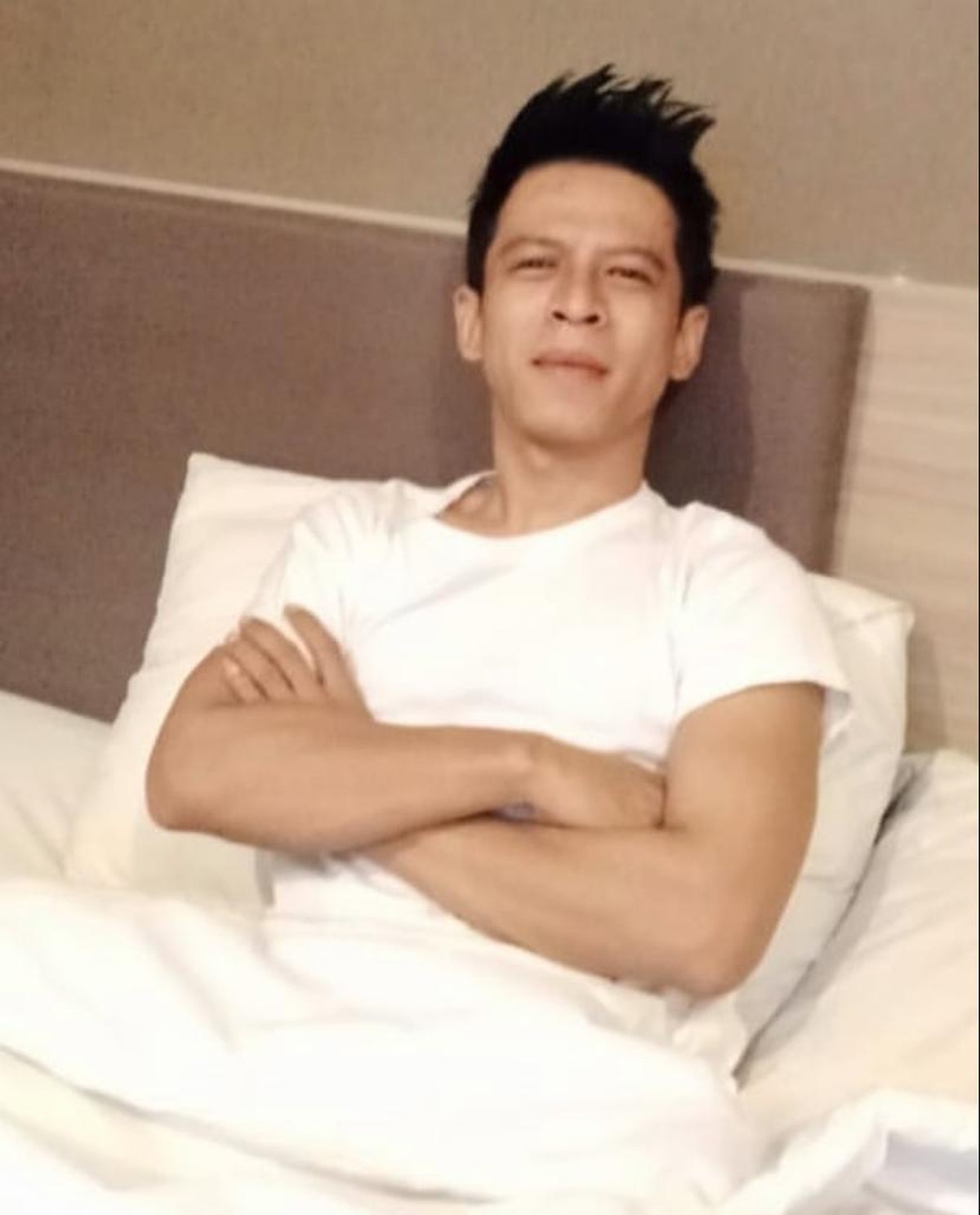 Media sosial dibikin geger oleh seorang pria asal Subang karena wajahnya disebut mirip Ariel NOAH dan Shah Rukh Khan&period; Yuk intip&excl;