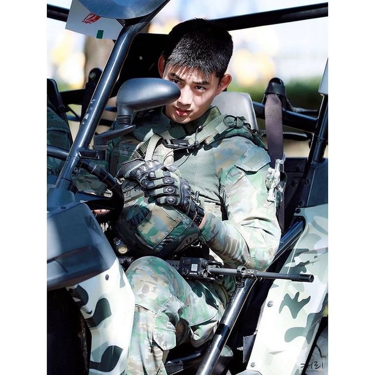 Foto-foto Taecyon 2PM saat wamil beredar di media sosial jadi sorotan&period; Yuk kita intip&excl;