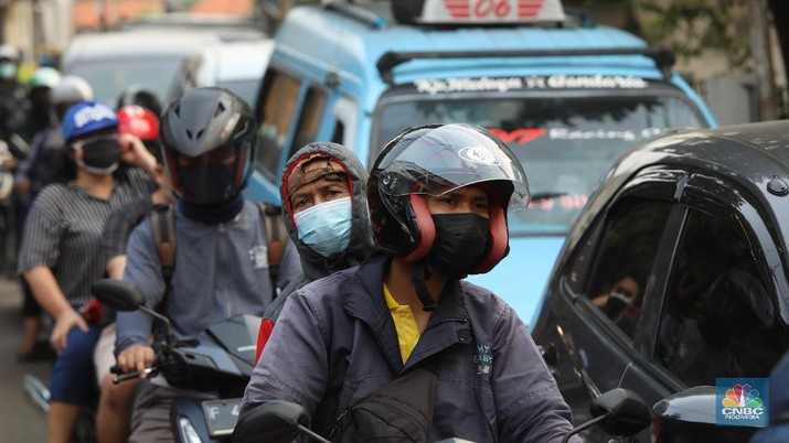 Pengendara melewati jalur alternatif untuk melewati penyekatan PPKM Darurat di Jakarta, Selasa (6/7/2021). (CNBC Indonesia/Andrean Kristianto) Pengendara melewati jalur alternatif untuk melewati penyekatan PPKM Darurat di Jakarta, Selasa (6/7/2021). (CNBC Indonesia/Andrean Kristianto)
