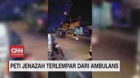VIDEO: Peti Jenazah Terlempar dari Ambulans