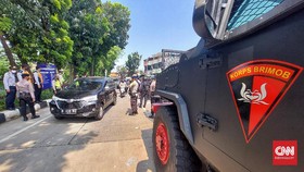 Mobil Tempur TNI Blokade Lenteng Agung, Ojol Boleh Lewat