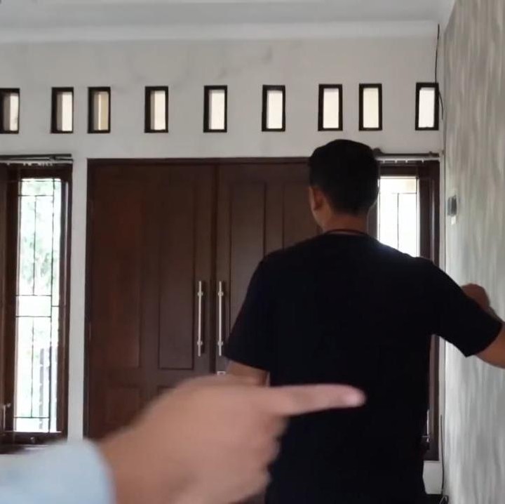 <p>Pada lantai dua, nantinya pintu utama balkon akan dihilangkan, Bunda. Secara keseluruhan, rumah baru Arya akan merubah gaya fasad dan konsep rumah sebelumnya. (Foto: YouTube Sing Kye)</p>