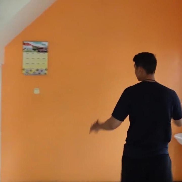 <p>Di samping tangga adalah ruang keluarga, Bunda. Arya akan menjadikannya ruang menonton TV yang nyaman, lho. (Foto: YouTube Sing Kye)</p>