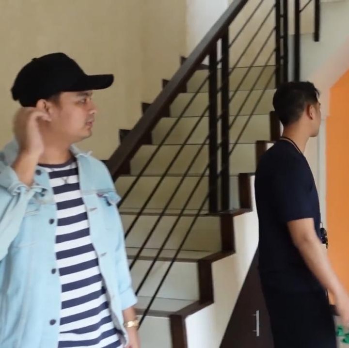 <p>Rumah milik Arya Saloka ini ternyata membutuhkan sekitar 80 persen perubahan untuk mencapai gaya yang diinginkan, Bunda. Kira-kira seperti apa ya rumahnya? (Foto: YouTube Sing Kye)</p>
