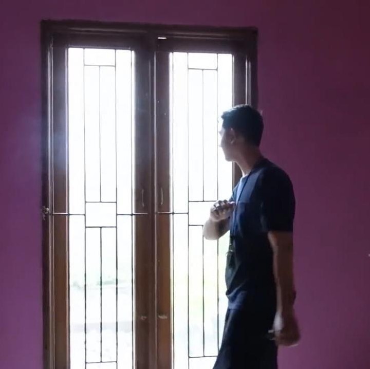 <p>Tak sampai sana, jendela di kamar Arya pun nantinya akan dijebol dan diganti dengan pintu kaca. Dengan begitu, Arya menjadi lebih mudah melihat pemandangan taman yang ada di luar. (Foto: YouTube Sing Kye)</p>