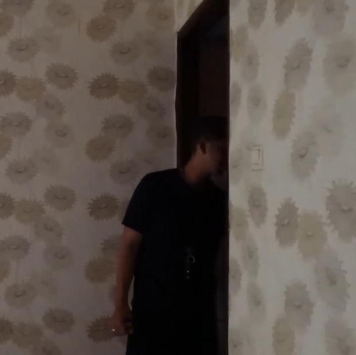 <p>Kamar utama pun nantinya akan dijebol agar terhubung dengan ruangan di sebelahnya, Bunda. Arya pun berencana untuk membuat walking closet yang mirip dengan film The Kingsman. (Foto: YouTube Sing Kye)</p>
