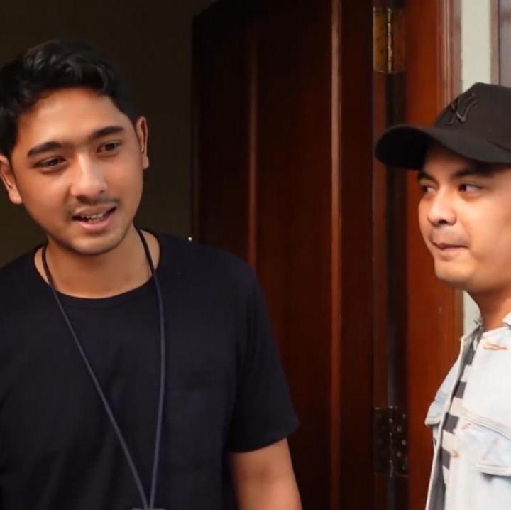 <p>Nantinya pintu utama akan diganti menjadi satu pintu, Bunda. Tak hanya itu, Arya dan tim juga akan memperkuat aksen kayu agar lebih menyerupai gaya Amerika. (Foto: YouTube Sing Kye)</p>