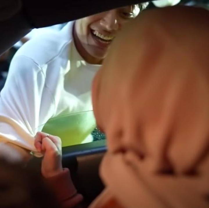 <p>Sampai lokasi, Rizky Billar hanya tertawa melihat calon istrinya membawa istrinya. Ia kemudian meminta Lesty untuk keluar dari mobil. (Foto: YouTube Rizky Billar)</p>