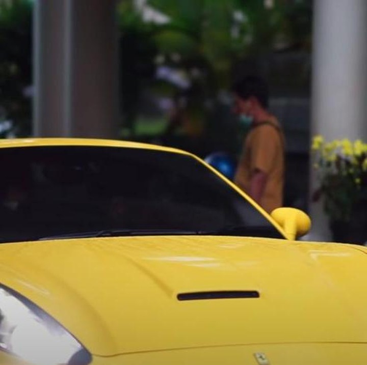 <p>Pedangdut Lesty Kejora dan calon suaminya, Rizky Billar kerap membuat konten romantis mereka berdua. Belum lama ini, Lesty mencoba mengendarai mobil milik Rizky. (Foto: YouTube Rizky Billar)</p>