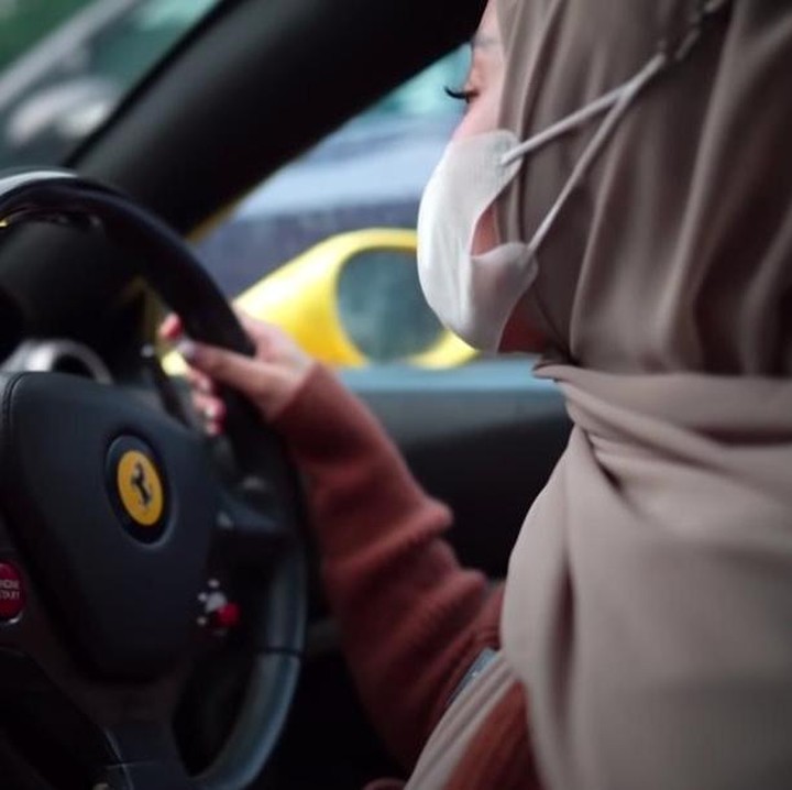 <p>Lesty Kejora menjajal Ferrari kuning Rizky Billar tanpa memberitahu calon suaminya itu. (Foto: YouTube Rizky Billar)</p>