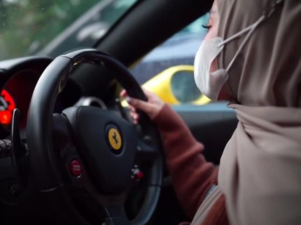 Intip 6 Potret Lesty Jajal Ferrari untuk Beri Kejutan Billar, Duh Sampai Lecet Bun