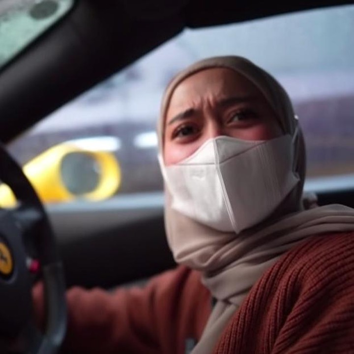 <p>Di awal, Lesty Kejora sempat kebingungan menyalakan mesin supercar Rizky Billar itu. Lesty sampai menelepon asistennya untuk menyalakan AC, Bunda. (Foto: YouTube Rizky Billar)</p>