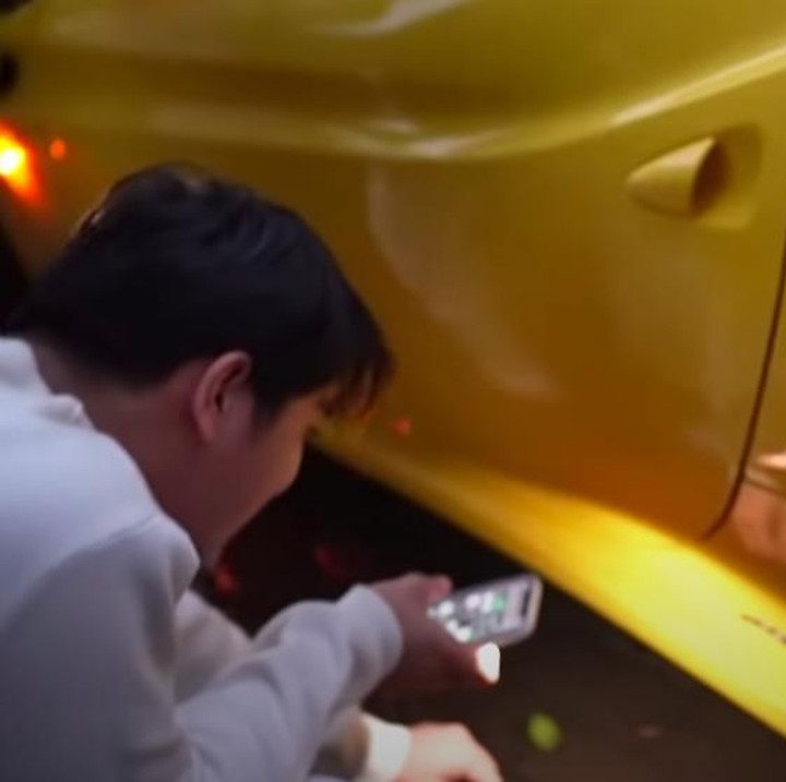<p>Lesty kemudian meminta maaf pada Rizky Billar telah membuat lecet sedikit mobilnya. Rizky pun terlihat tak masalah dan tersenyum pada Lesty. (Foto: YouTube Rizky Billar)</p>