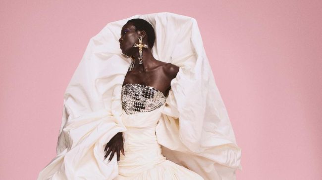 Sejak dua tahun menjadi direktur kreatif Schiaparelli, Danile Roseberry melangkah semakin jauh dalam mengeksplorasi dan menggebrak tradisi couture.