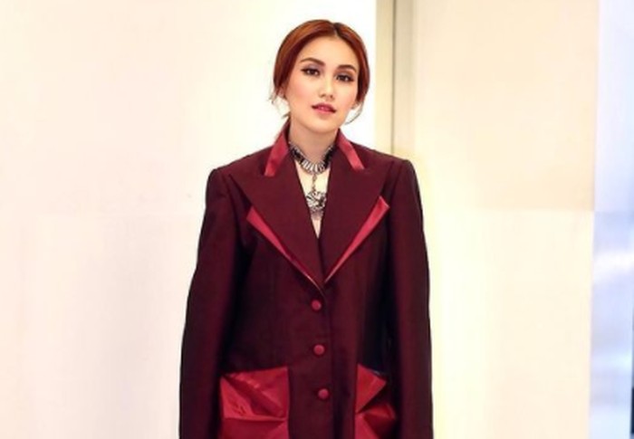 Selain bergaya swag, Ayu Ting Ting kerap tampil dengan gaya yang lebih elegan. Blazer merah maroon yang ia pakai ini bahkan membuat dirinya seperti aktris yang sedang syuting drama Korea / foto: instagram.com/ayutingting92